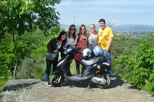 骑乘意大利特色摩托车“小黄蜂”的托斯卡纳乡村之旅